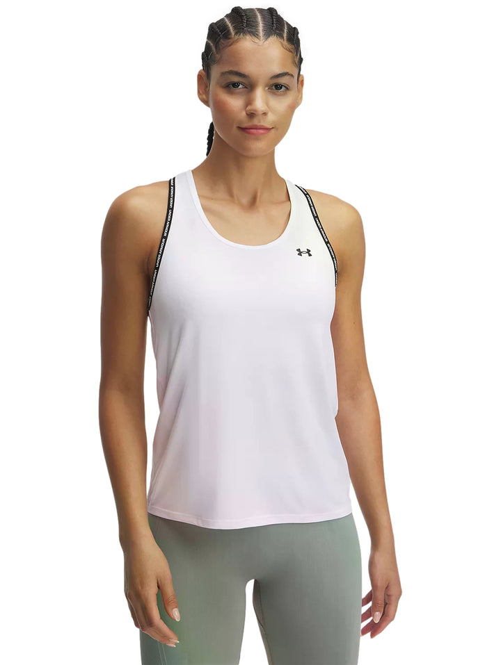 Camiseta deportiva sin mangas de color blanco con detalles negros en los tirantes y logo de Under Armour.