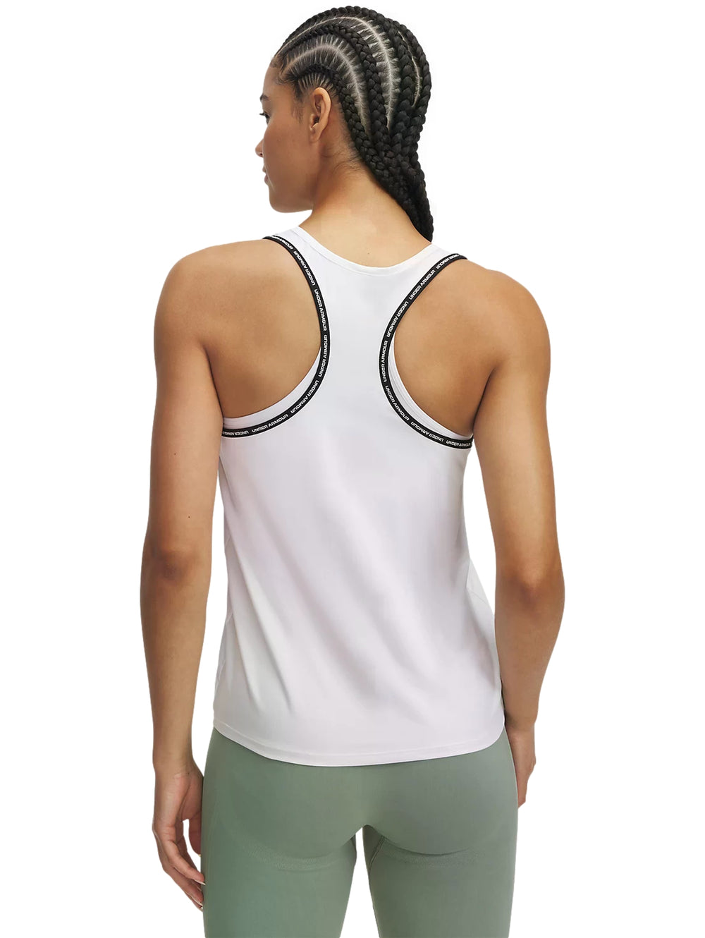 Camiseta deportiva sin mangas de color blanco con detalles negros en los tirantes y logo de Under Armour.