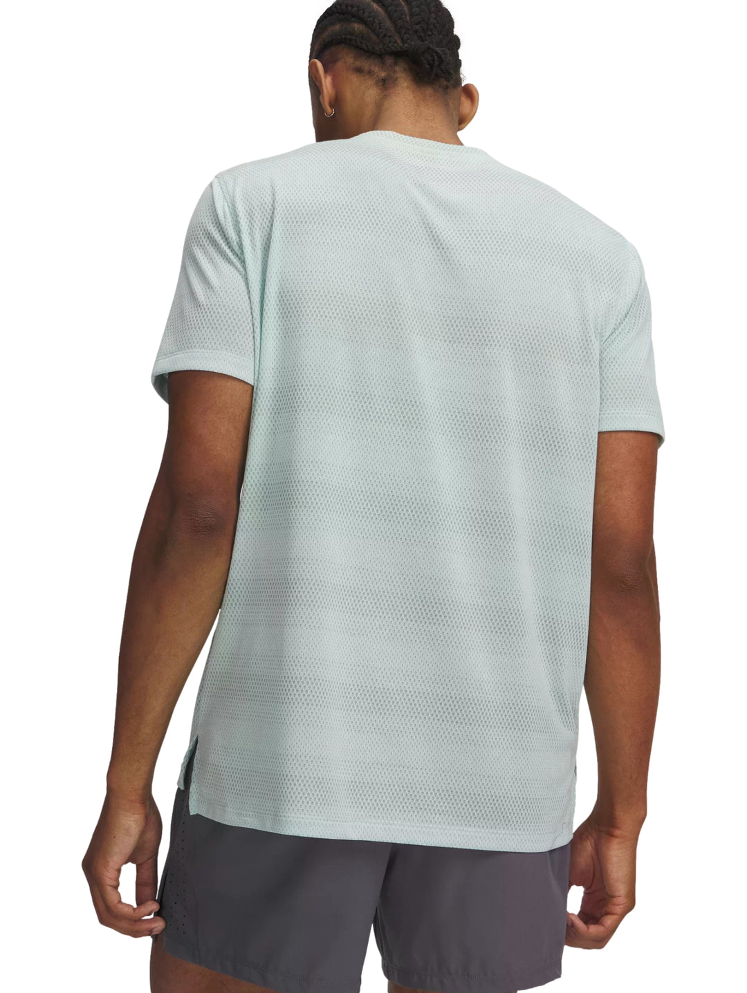 Hombre vistiendo una camiseta deportiva de manga corta color verde menta de la marca Under Armour.