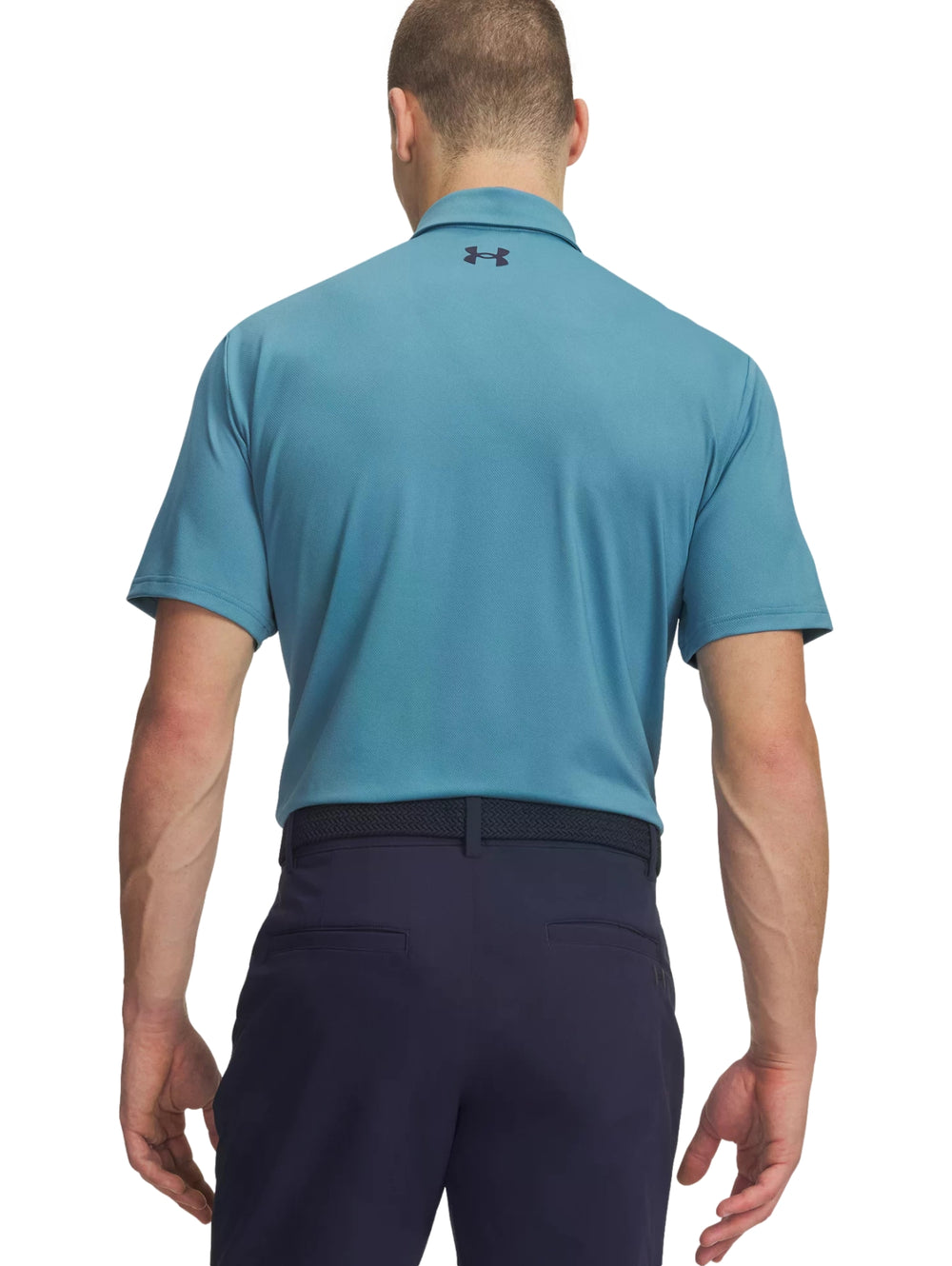 Hombre vistiendo polo deportivo Under Armour de color azul claro con cuello y manga corta.