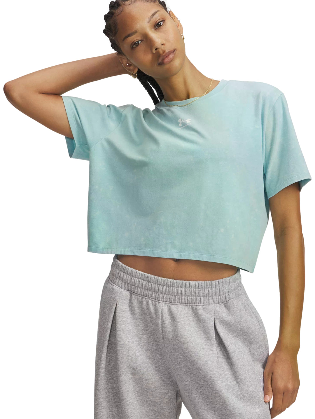 Mujer vistiendo camiseta deportiva azul claro de corte boxy y corto de Under Armour.
