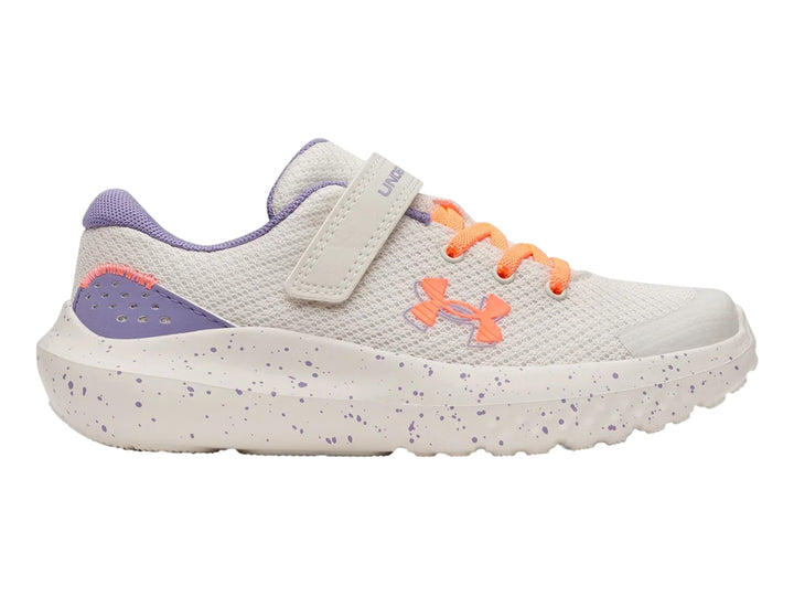 Tenis deportivos Under Armour blancos para niña con detalles en morado y naranja.