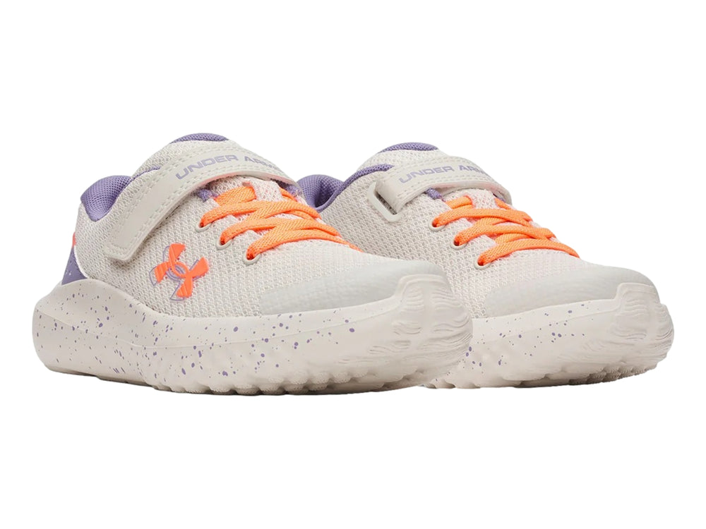 Tenis deportivos Under Armour blancos para niña con detalles en morado y naranja.
