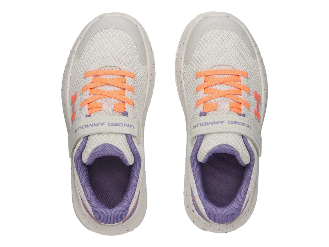 Tenis deportivos Under Armour blancos para niña con detalles en morado y naranja.