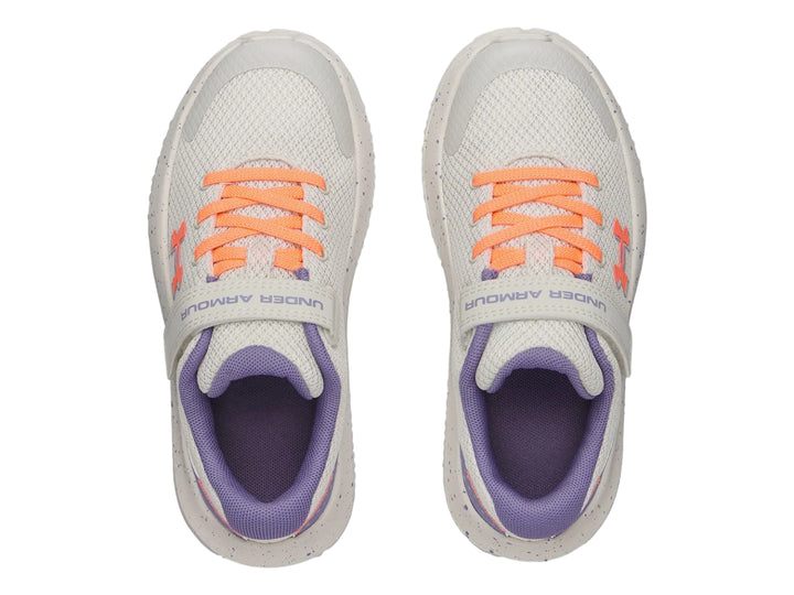 Tenis deportivos Under Armour blancos para niña con detalles en morado y naranja.