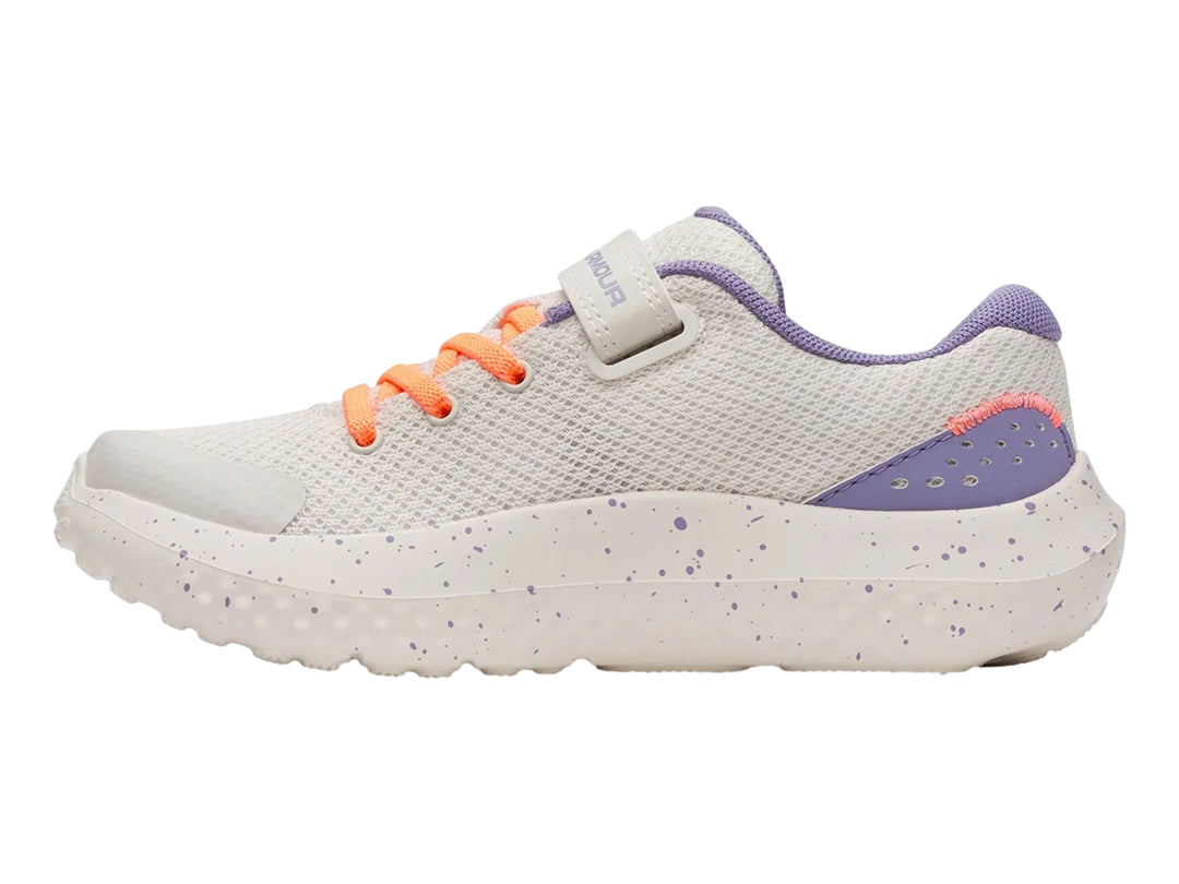 Tenis deportivos Under Armour blancos para niña con detalles en morado y naranja.