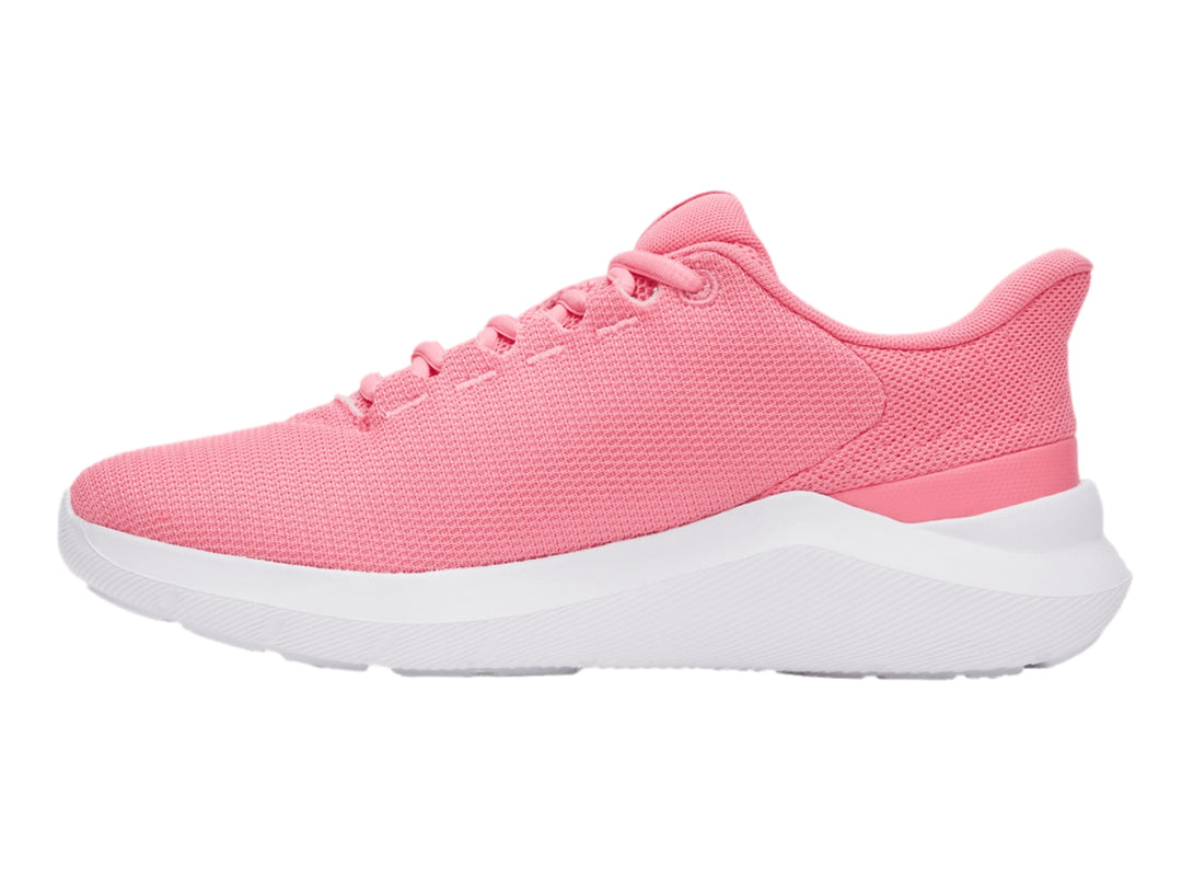 Tenis deportivos Under Armour color rosa con suela blanca y logotipo blanco en el lateral.
