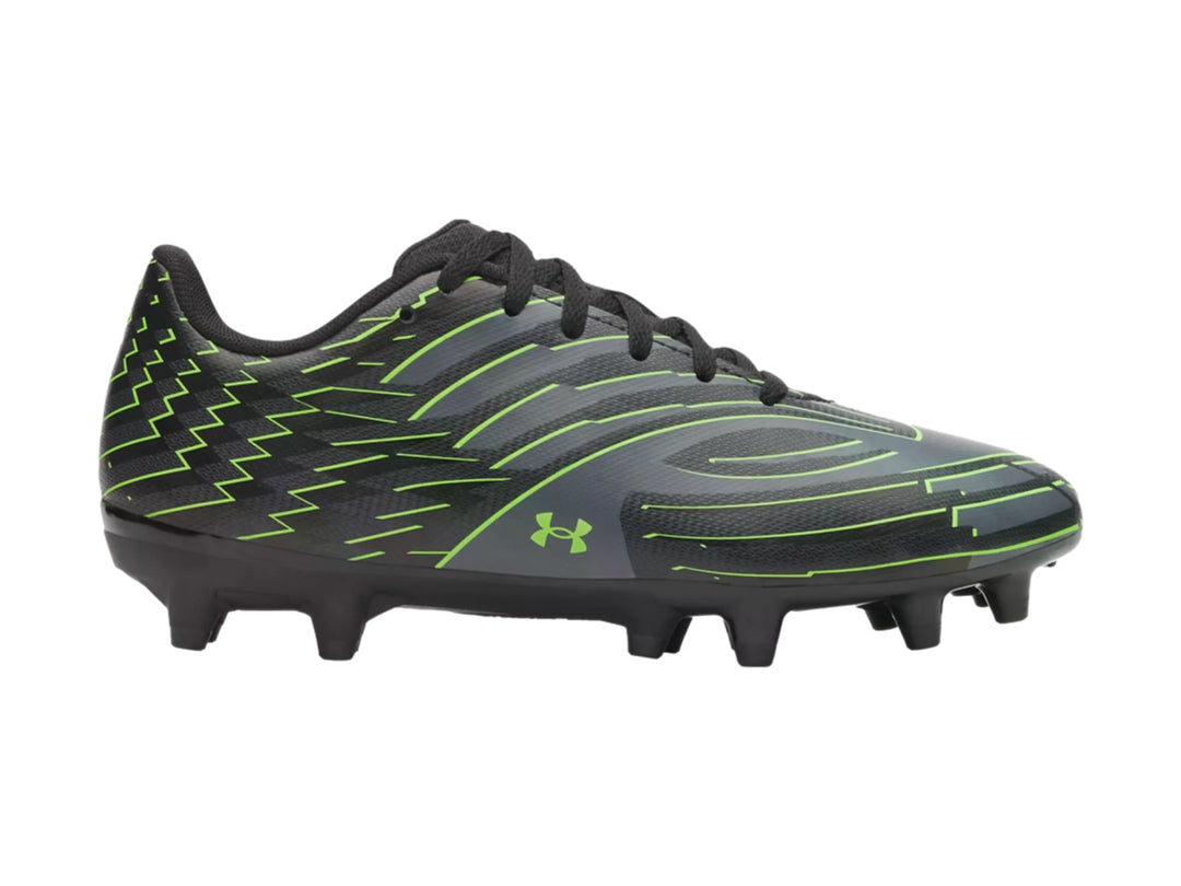 Zapato de fútbol Under Armour color negro con detalles en verde lima y tacos en la suela.