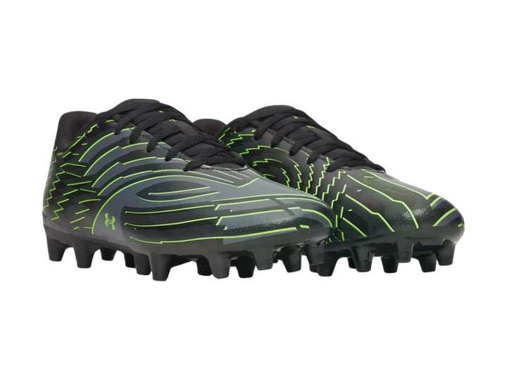 Zapato de fútbol Under Armour color negro con detalles en verde lima y tacos en la suela.