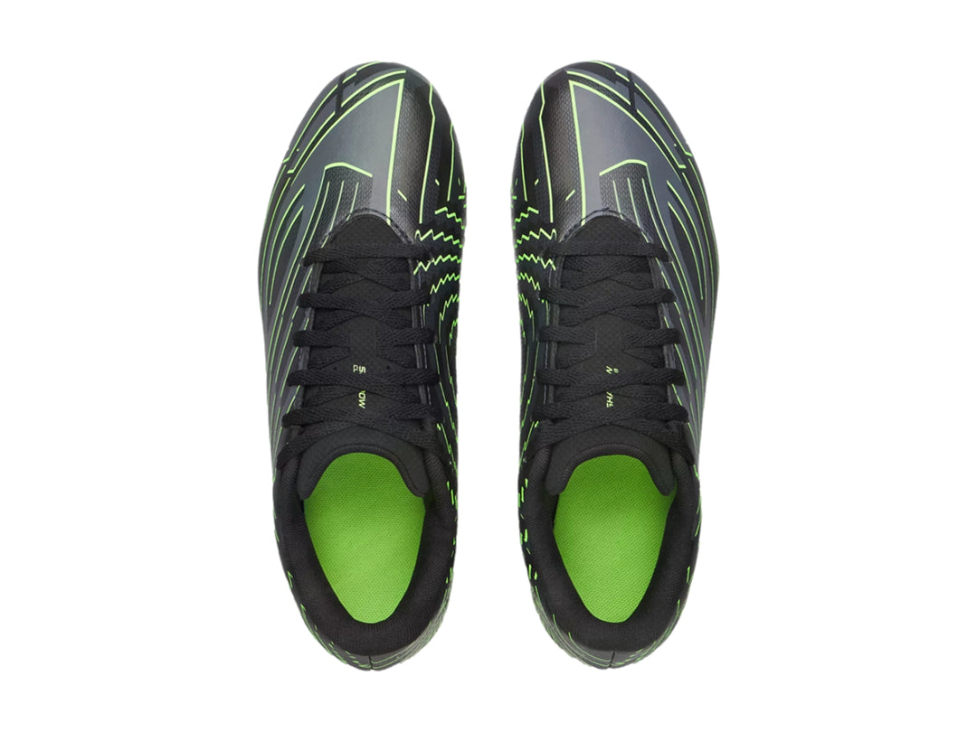 Zapato de fútbol Under Armour color negro con detalles en verde lima y tacos en la suela.