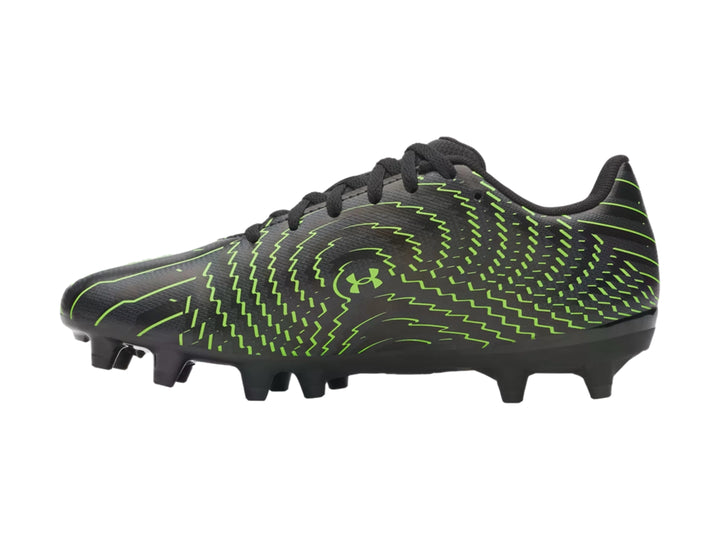 Zapato de fútbol Under Armour color negro con detalles en verde lima y tacos en la suela.