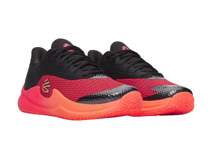 Tenis de baloncesto Under Armour Curry Splash en color negro y rojo con suela en degradado naranja.
