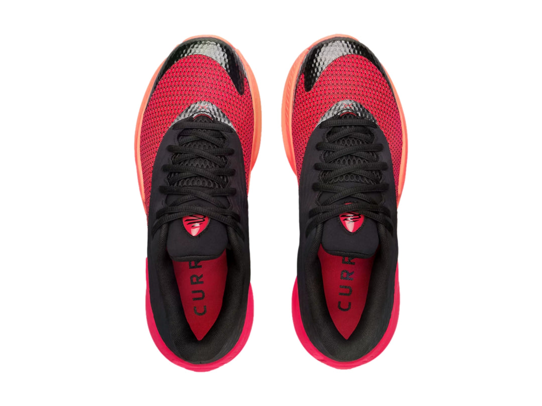 Tenis de baloncesto Under Armour Curry Splash en color negro y rojo con suela en degradado naranja.