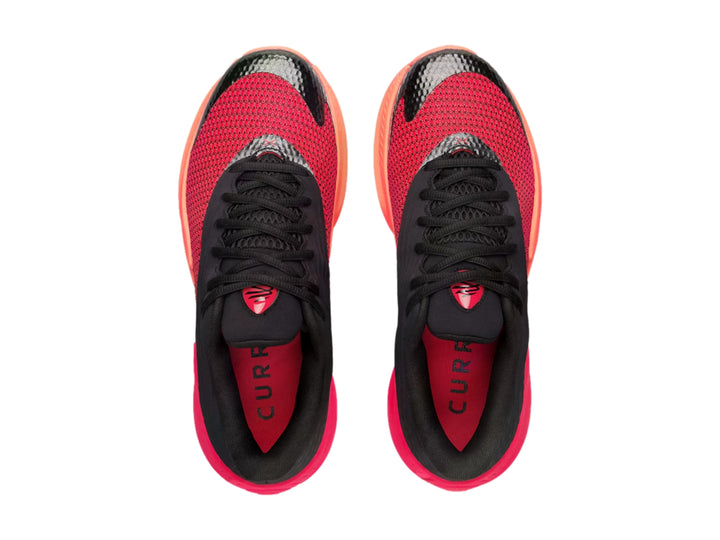 Tenis de baloncesto Under Armour Curry Splash en color negro y rojo con suela en degradado naranja.