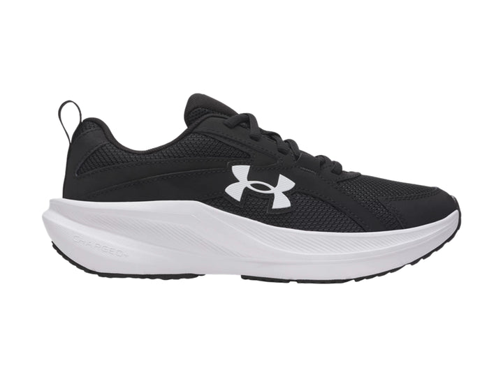 Tenis deportivos Under Armour para niño en color negro con suela blanca y logotipo lateral blanco.