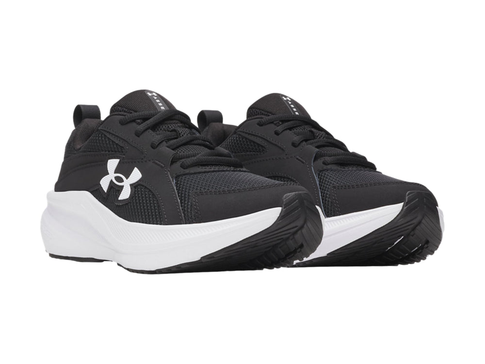 Tenis deportivos Under Armour para niño en color negro con suela blanca y logotipo lateral blanco.