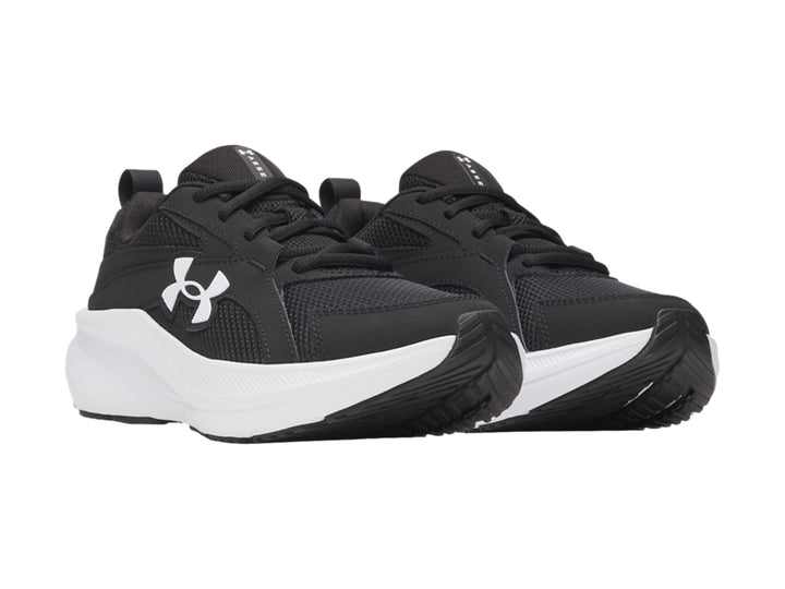 Tenis deportivos Under Armour para niño en color negro con suela blanca y logotipo lateral blanco.