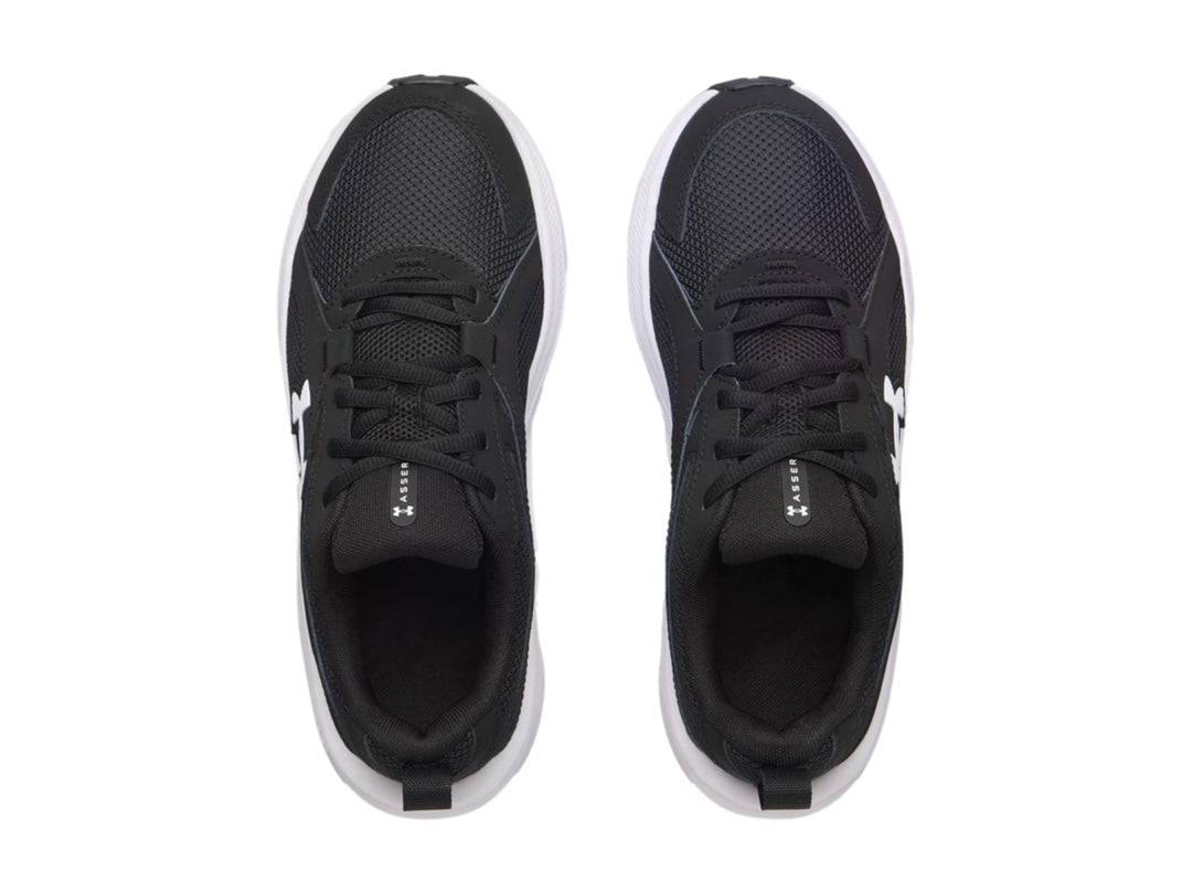 Tenis deportivos Under Armour para niño en color negro con suela blanca y logotipo lateral blanco.