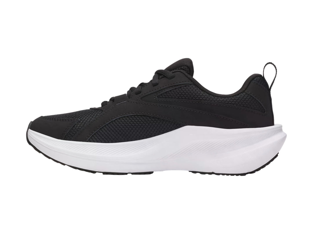 Tenis deportivos Under Armour para niño en color negro con suela blanca y logotipo lateral blanco.