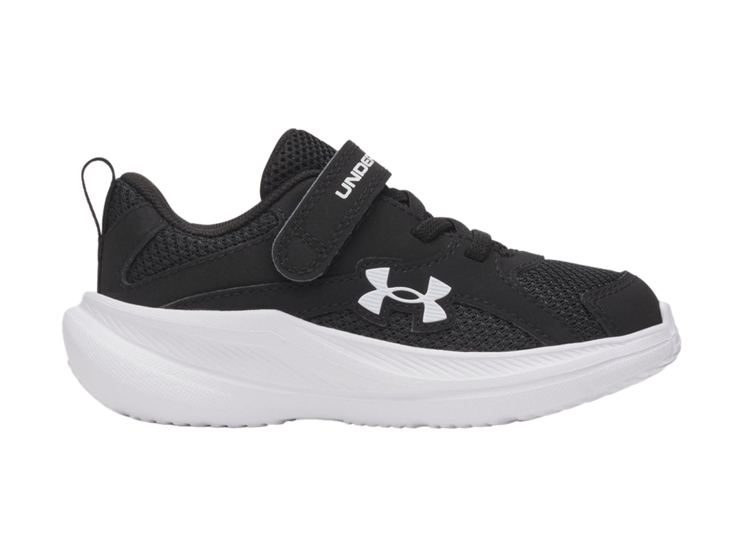 Tenis deportivos Under Armour color negro con suela blanca y correa de velcro.