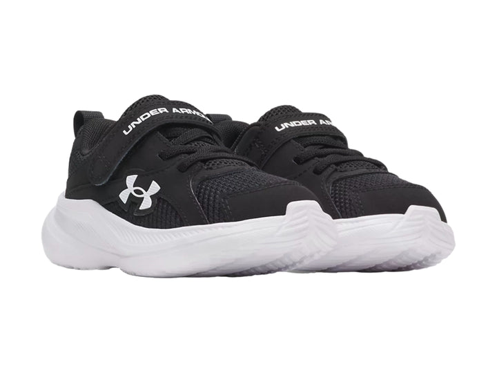 Tenis deportivos Under Armour color negro con suela blanca y correa de velcro.