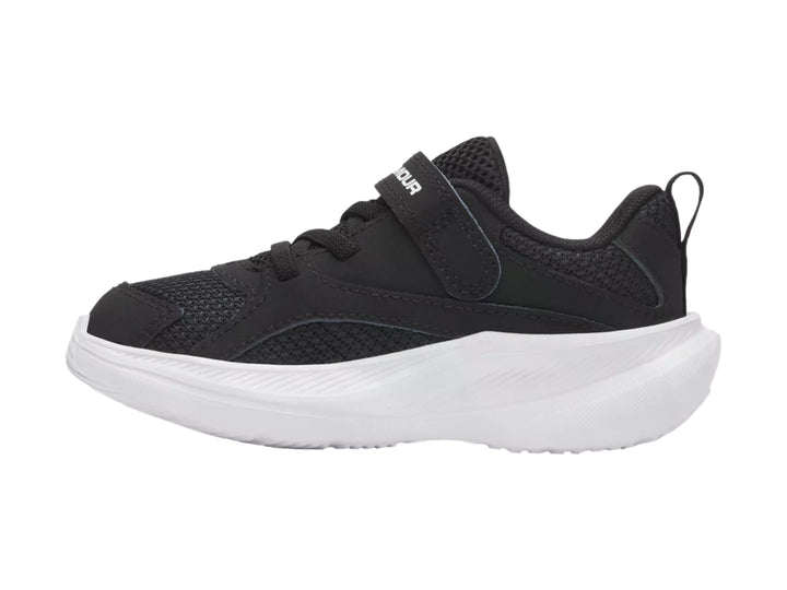Tenis deportivos Under Armour color negro con suela blanca y correa de velcro.