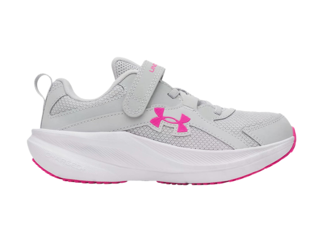 Tenis deportivos Under Armour color gris con detalles en rosa y suela blanca.