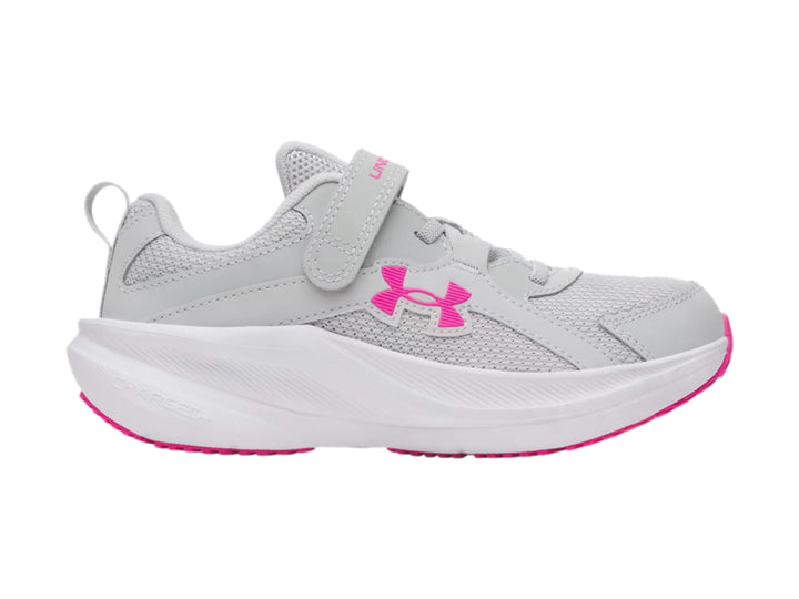 Tenis deportivos Under Armour color gris con detalles en rosa y suela blanca.