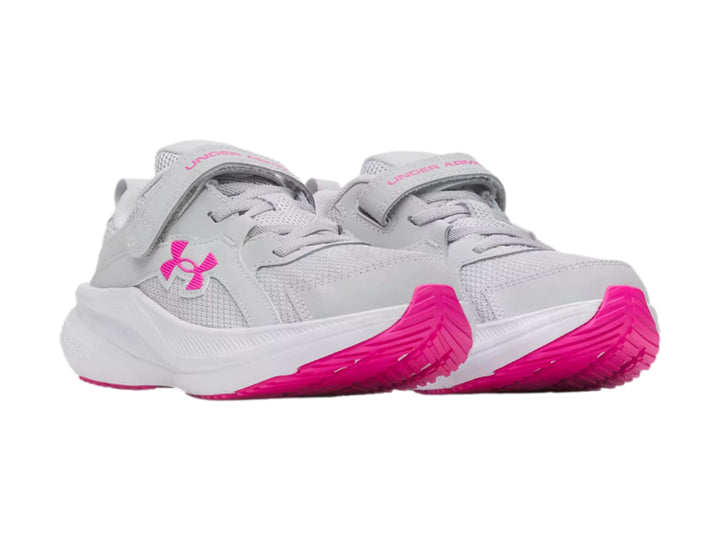 Tenis deportivos Under Armour color gris con detalles en rosa y suela blanca.