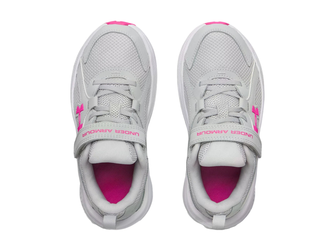 Tenis deportivos Under Armour color gris con detalles en rosa y suela blanca.