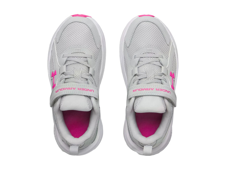 Tenis deportivos Under Armour color gris con detalles en rosa y suela blanca.