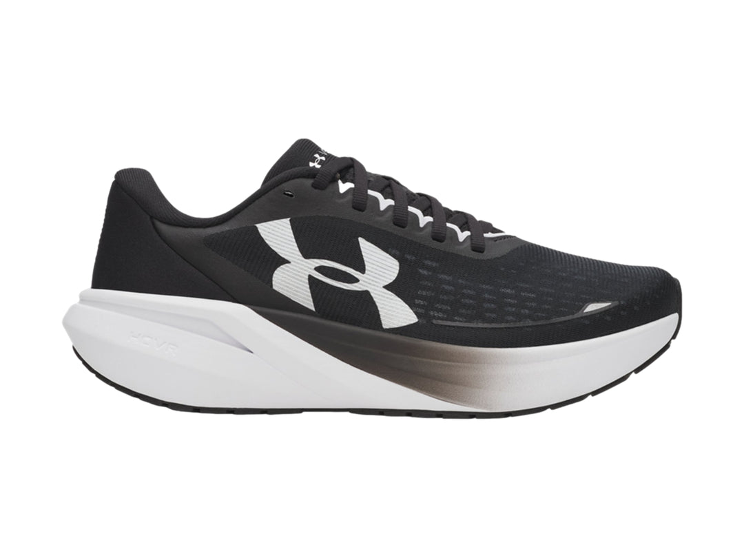 Tenis deportivos Under Armour color negro con suela blanca y logotipo blanco lateral.