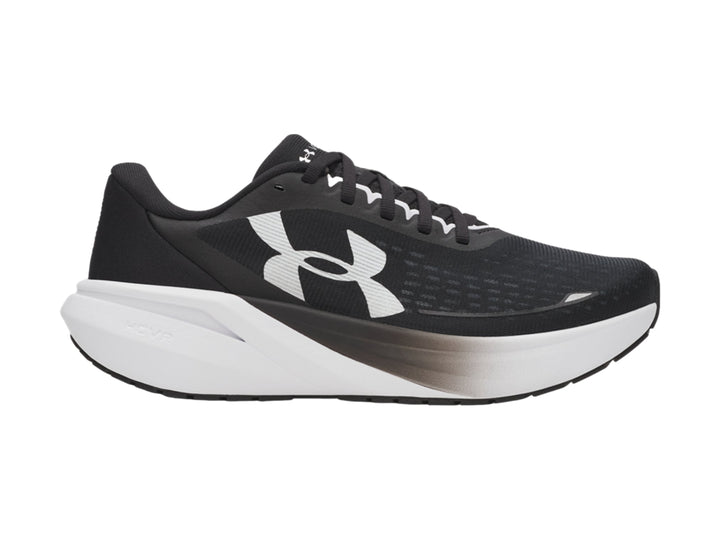 Tenis deportivos Under Armour color negro con suela blanca y logotipo blanco lateral.