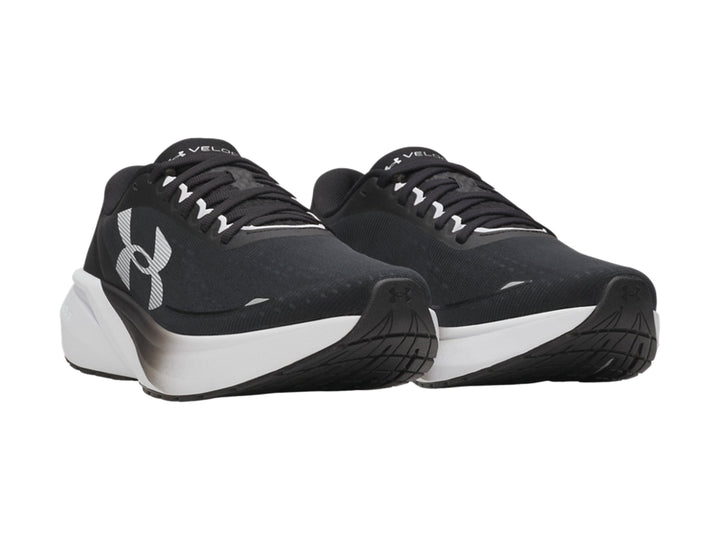 Tenis deportivos Under Armour color negro con suela blanca y logotipo blanco lateral.