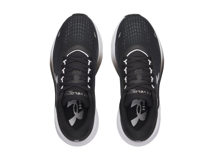 Tenis deportivos Under Armour color negro con suela blanca y logotipo blanco lateral.