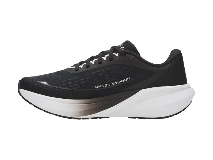 Tenis deportivos Under Armour color negro con suela blanca y logotipo blanco lateral.