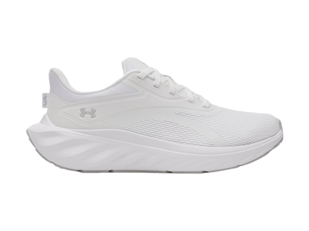 Tenis deportivos Under Armour color blanco con suela blanca y tejido transpirable.