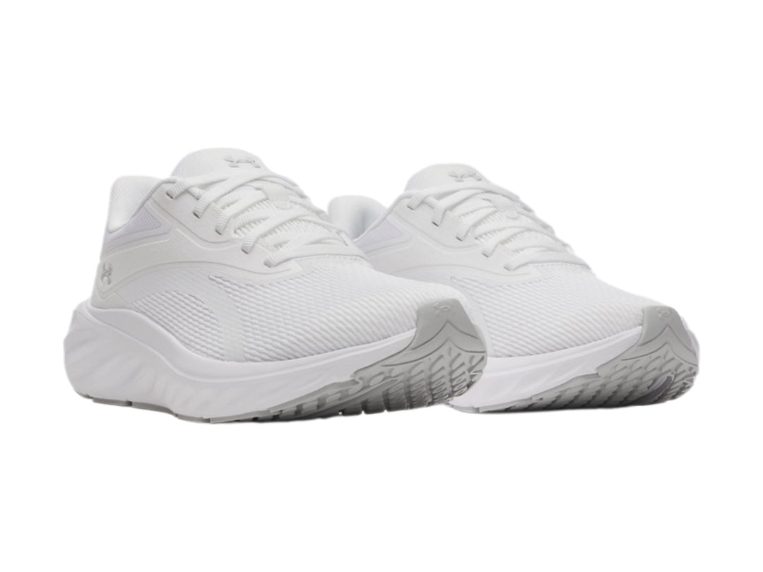 Tenis deportivos Under Armour color blanco con suela blanca y tejido transpirable.