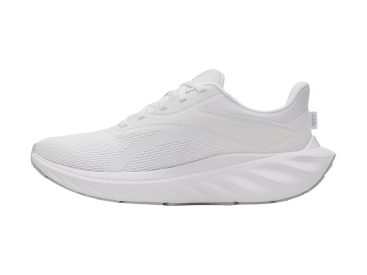 Tenis deportivos Under Armour color blanco con suela blanca y tejido transpirable.