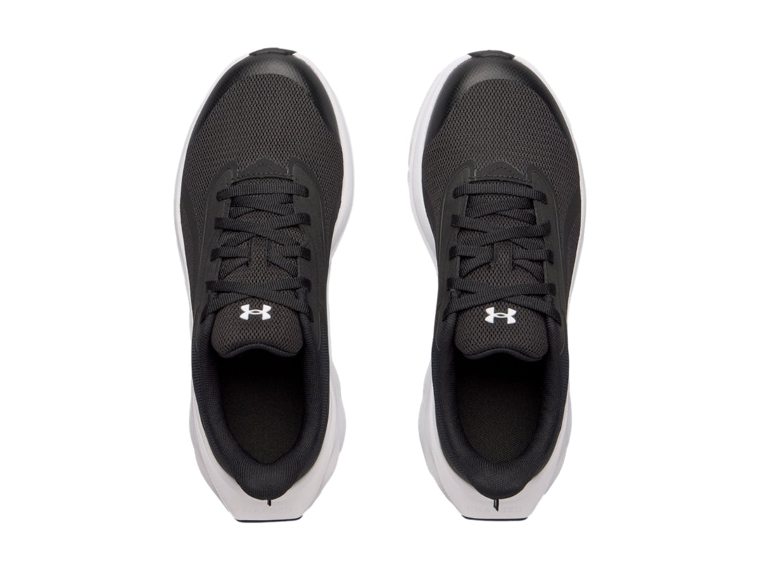 Tenis deportivos Under Armour para niño en color negro con suela blanca y logotipo blanco lateral.