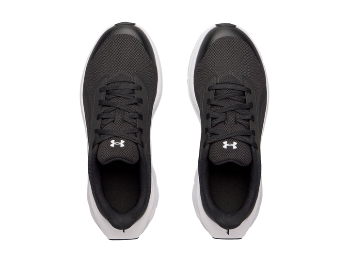 Tenis deportivos Under Armour para niño en color negro con suela blanca y logotipo blanco lateral.