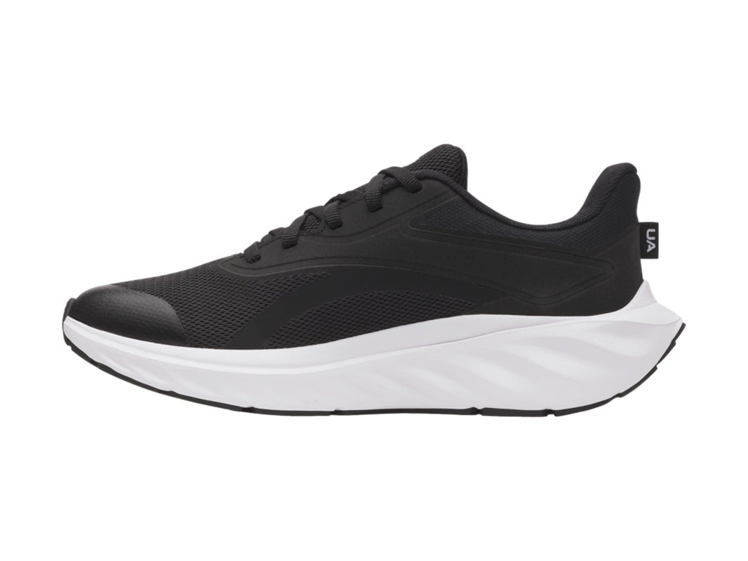 Tenis deportivos Under Armour para niño en color negro con suela blanca y logotipo blanco lateral.