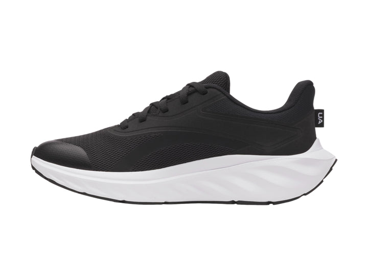 Tenis deportivos Under Armour para niño en color negro con suela blanca y logotipo blanco lateral.