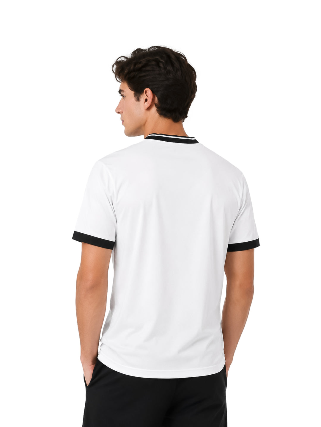 Hombre vistiendo playera blanca K-SWISS de manga corta con cuello en V y detalles en color negro.