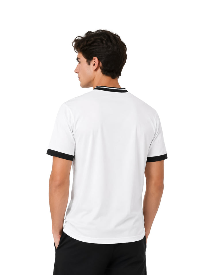 Hombre vistiendo playera blanca K-SWISS de manga corta con cuello en V y detalles en color negro.