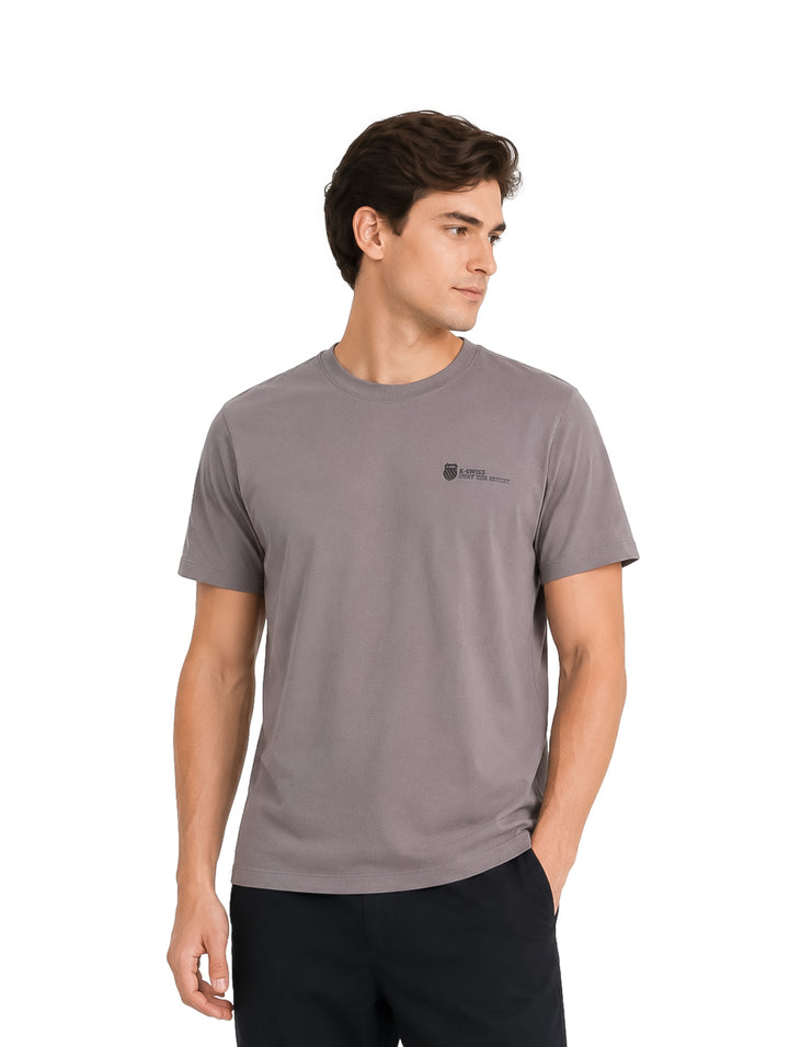 Hombre vistiendo playera K-Swiss color gris de manga corta y cuello redondo.