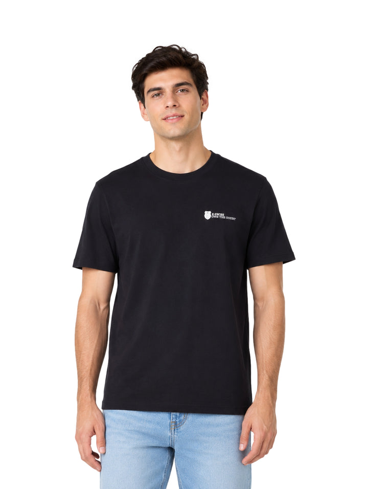 Hombre vistiendo una playera negra de manga corta marca K-Swiss.