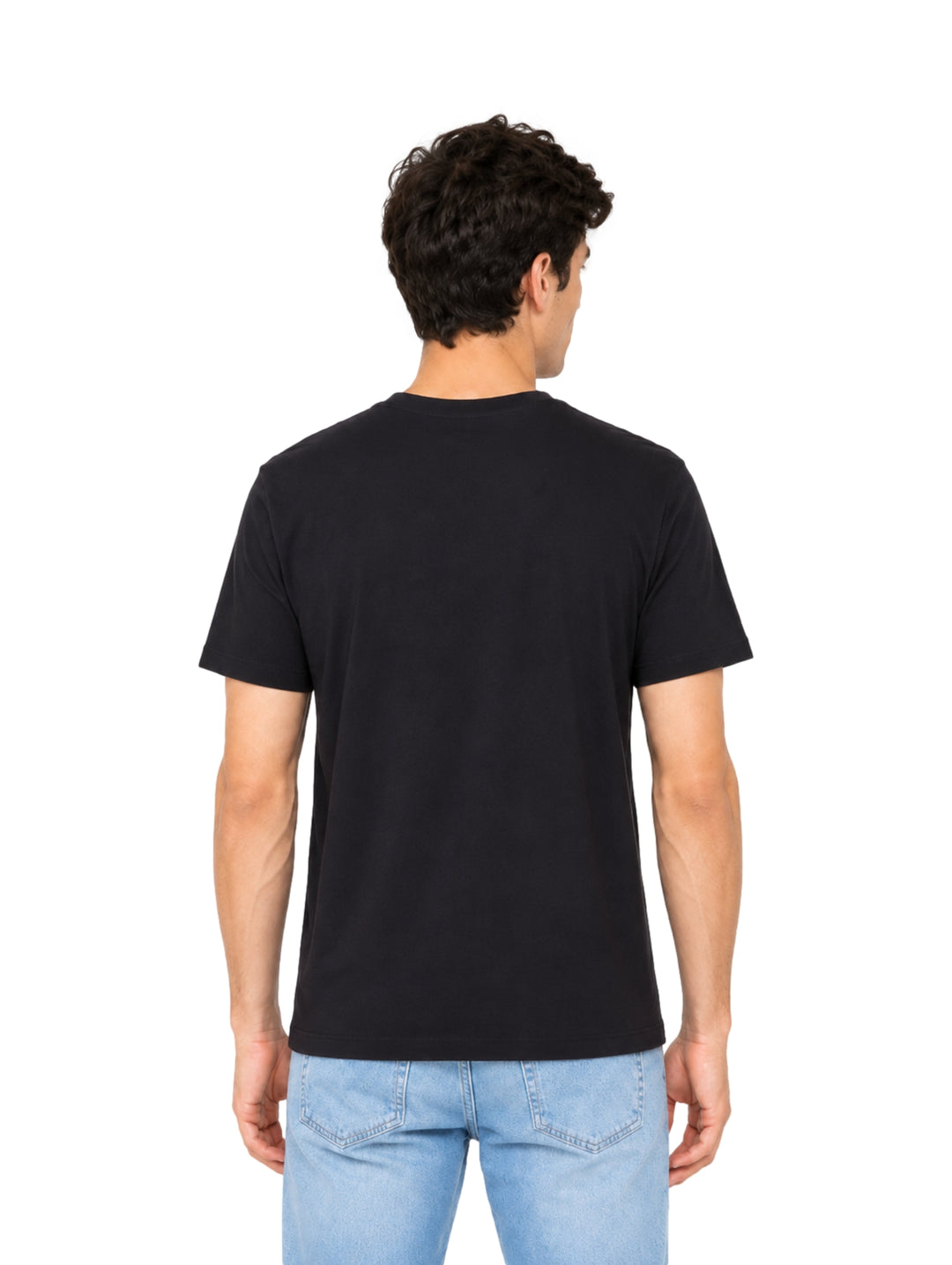 Hombre vistiendo una playera negra de manga corta marca K-Swiss.