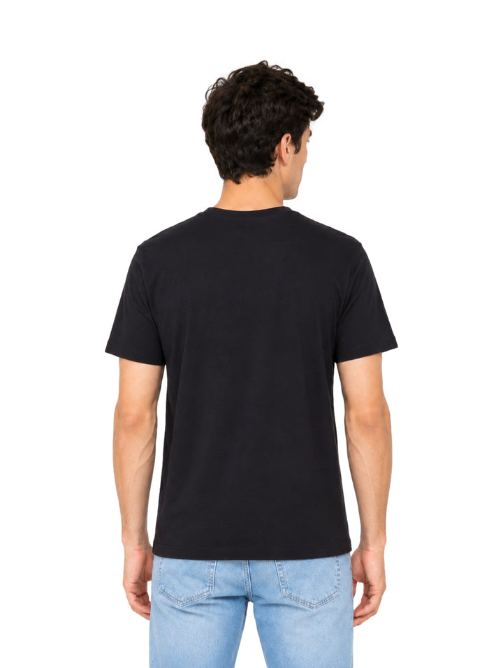 Hombre vistiendo una playera negra de manga corta marca K-Swiss.