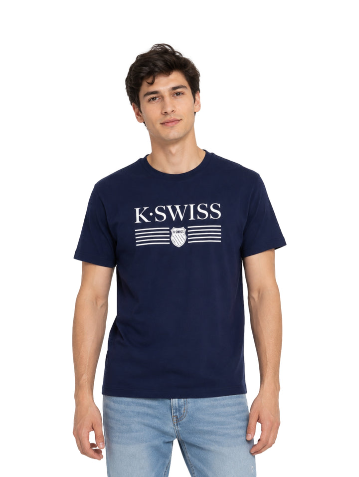 Hombre vistiendo playera K-Swiss color marino con logotipo blanco en el pecho.
